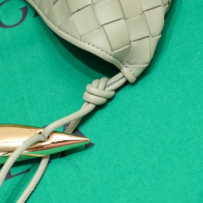 Original leather, batch 2060, the old-money style BV Sardine large size has been shipped🔥 Nowadays, many fashionable, rich and tasteful Jimei people are carrying the same bag invariably. It’s Bottega Veneta Sardine! Because this BV Sardine bag is so beautiful and high-end! The arc-shaped intrecciato woven bag body, paired with metal sardine handles, looks like a work of art, allowing people to ponder and appreciate it. Currently Sardine has launched three sizes for everyone to choose from. This is the largest size🉑️hand-held🉑️armpit🉑️single shoulder🉑️crossbody. It is a very high-quality and relatively niche treasure model. It will be very special when you carry it when you go out. It allows you to have the freedom of carrying a bag. Sisters go crazy. Style number: 7468-1# Size: 39*31*12cm